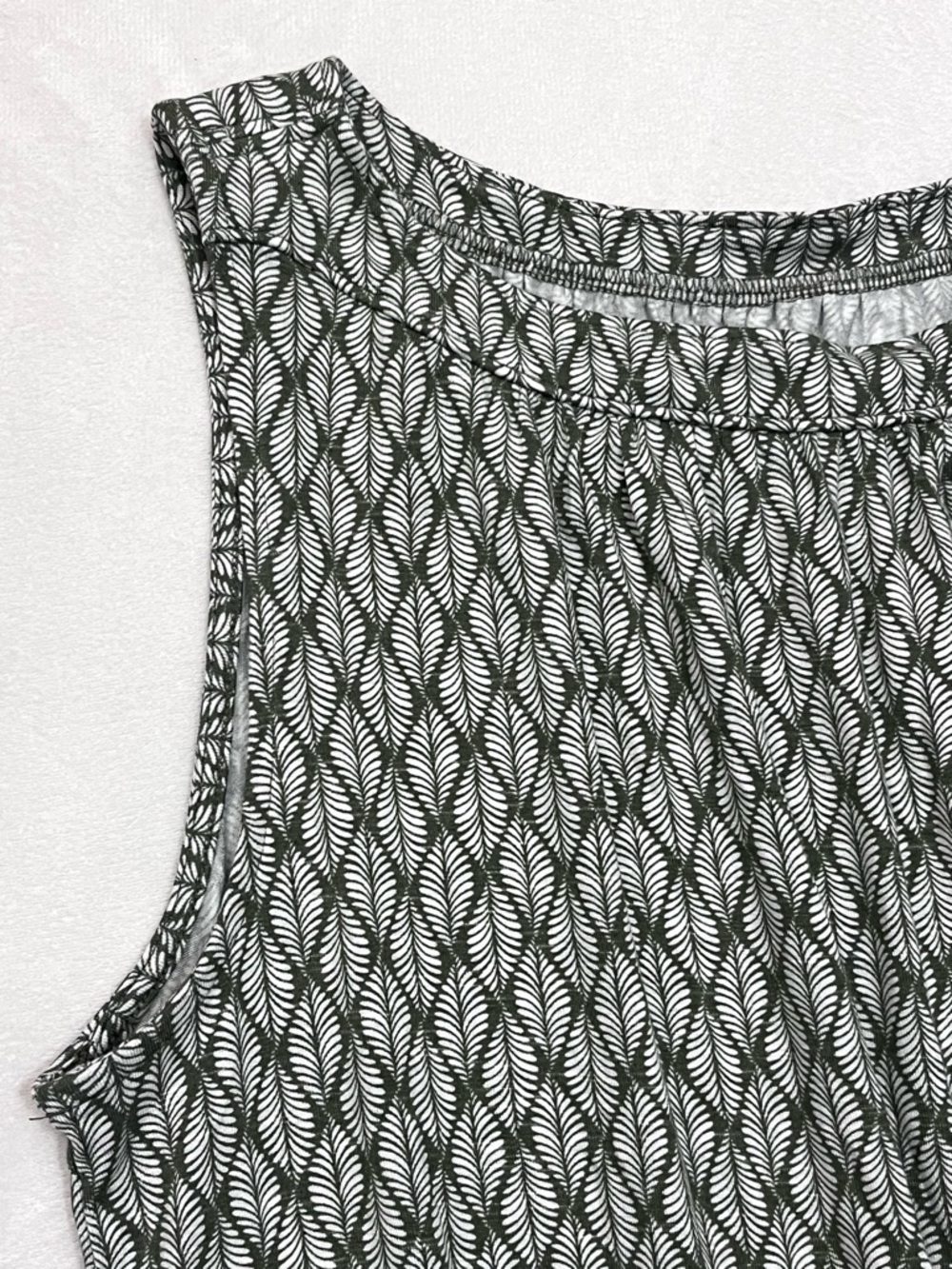 LOFT Outlet Women’s Dark Green & White Geometric Sleeveless Tank Top Large - Picture 3 of 16
